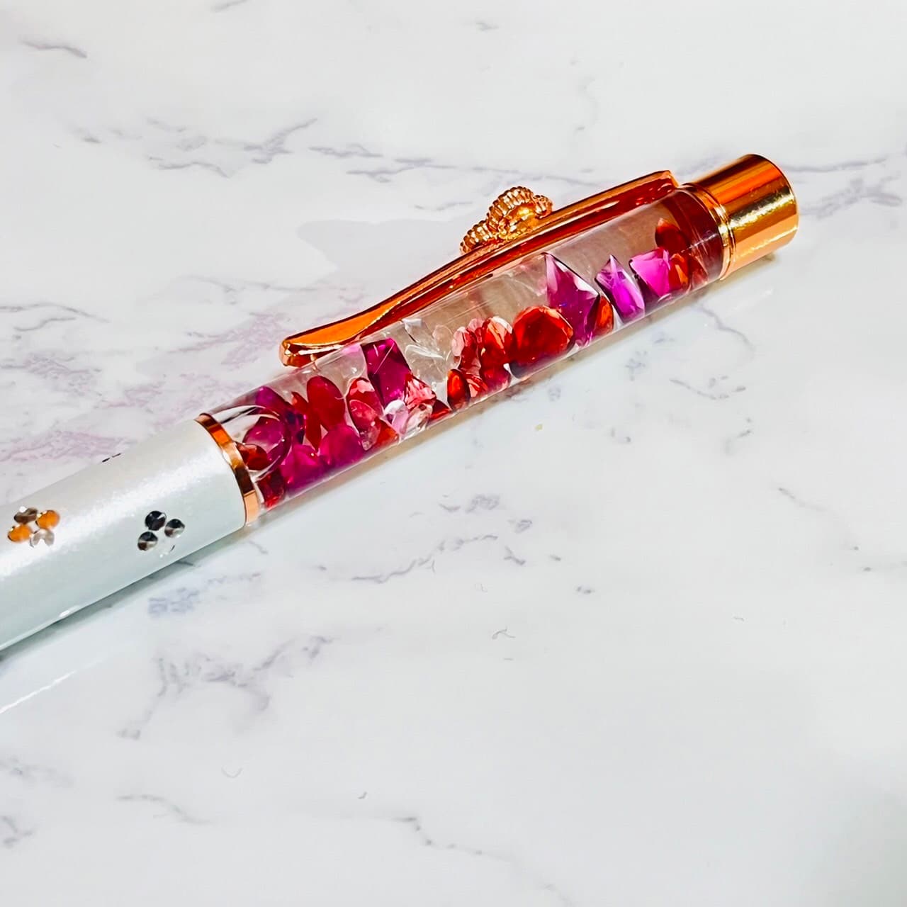 白いペンに赤いガーネットが素敵♥️